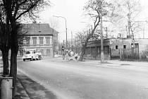 Březen 1980 – pohled Nádražní ulicí směrem ke křižovatce před viaduktem.