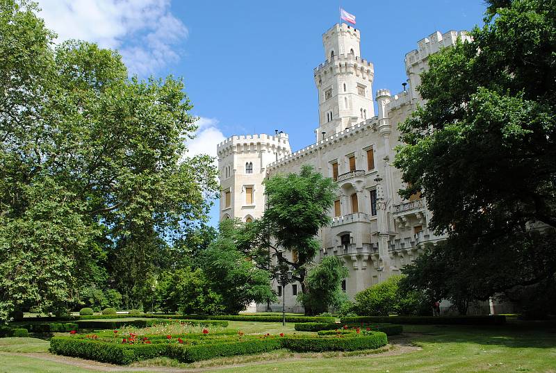 Zámek Hluboká obklopují okrasné zahrady a anglický park, v bývalé zámecké jízdárně je Alšova Jihočeská galerie.