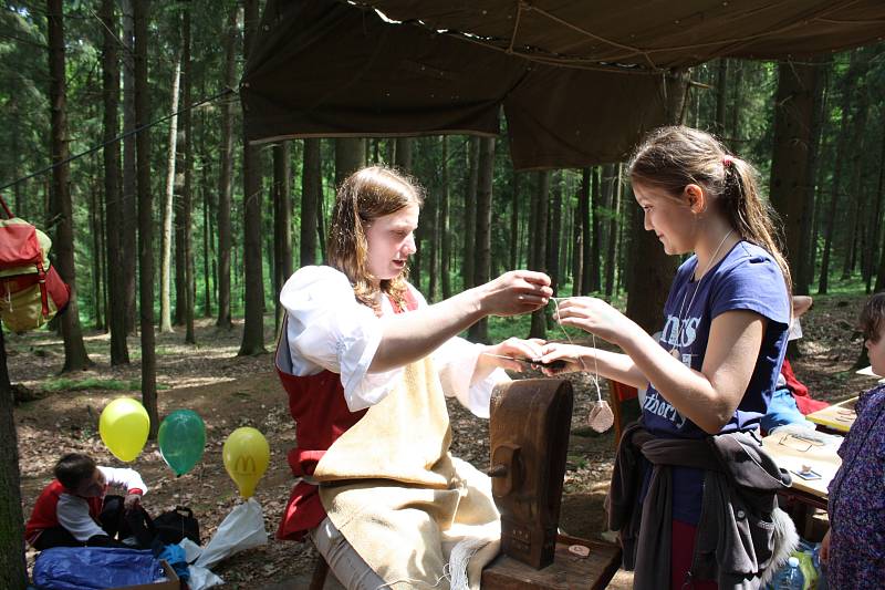 ŘEMESLA. V rámci tradičního Pohádkového lesa v Rudolfově si děti na trase mohly vyzkoušet jednadvacet různých řemesel.