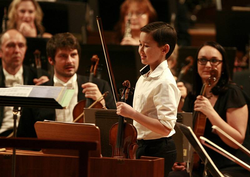 Víc než atrakce byl Daniel Lozakovitj (12), který hrál s Jihočeskou komorní filharmonií. Jeho Vivaldi i Saint-Saëns zapůsobili podobně silně jako čeští mistři.