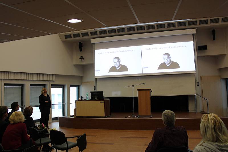 Aula "pedáku" nese jméno Miroslava Papáčka.