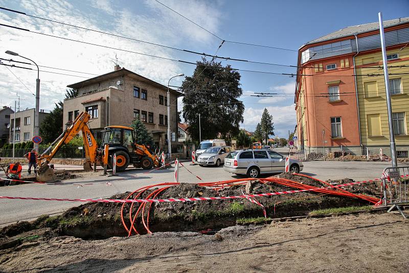 Cestu do českobudějovické nemocnice dočasně komplikuje rozkopaná silnice.