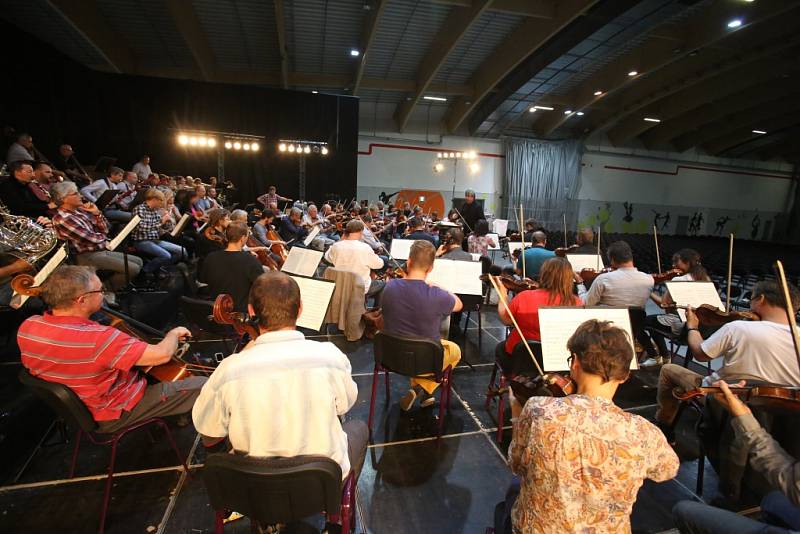 Česká filharmonie zakončila 22. září Hudební slavnosti Emy Destinnové v Českých Budějovice. V pavilonu T na výstavišti, kam přišlo přes 1000 lidí, zahrála Čajkovského Patetickou a Dvořákovu Novosvětskou. Snímek je z odpolední zkoušky.