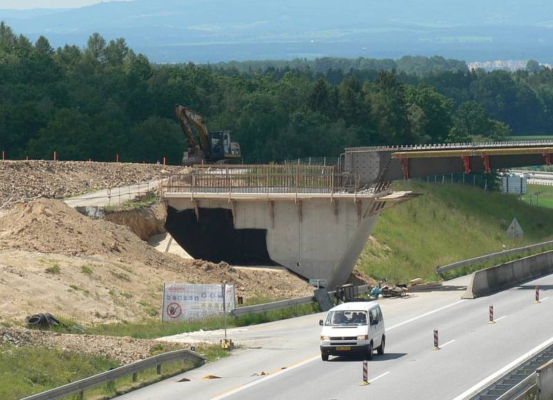 Stavba nového mostu přes dálnici u Chotýčan 12. 6. 2022.