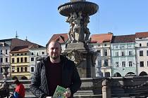 Petr Hommer s knihou Už umím šetřit, jejímž je autorem. Chce zlepšit finanční gramotnost dětí.