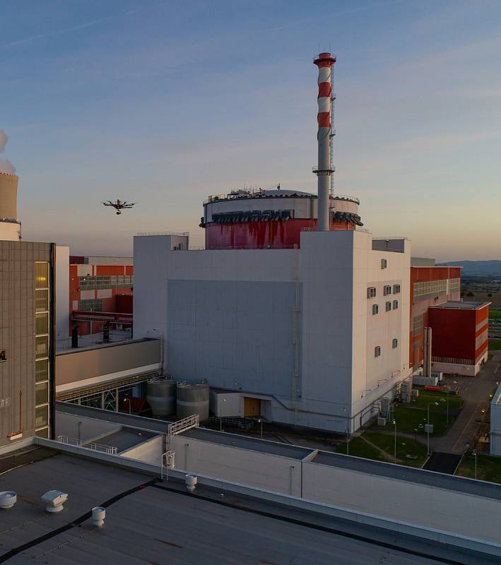 Téměř 14 hodin létal kolem jedné z pomocných budov Jaderné elektrárny Temelín speciální dron.