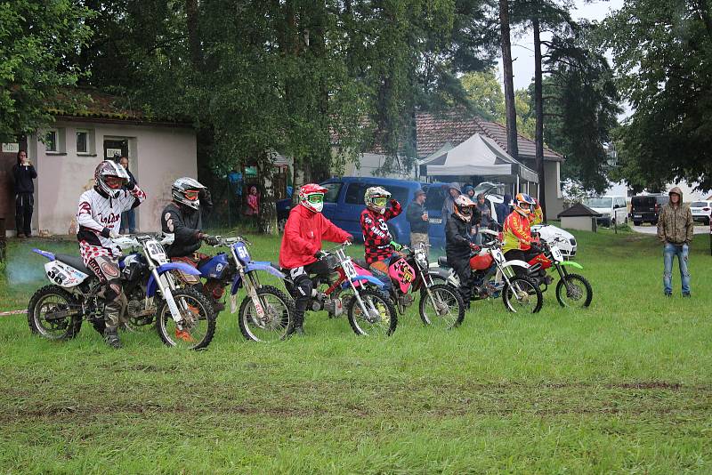 Fichtl cup Florida, terénní závod motocyklů Jawa 50 Pionýr, se jel u Hůrského rybníka u Adamova na Českobudějovicku.