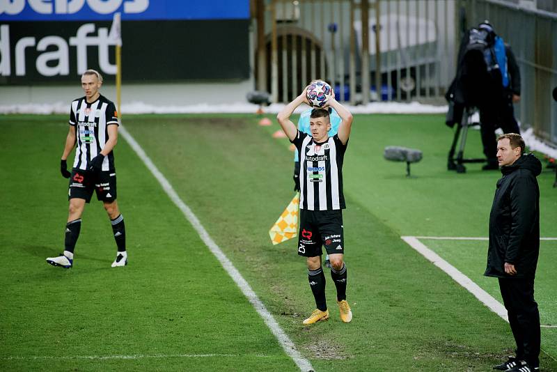 V utkání fotbalové Fortuna ligy hostili v neděli 21. března fotbalisté českobudějovického Dynama (v pruhovaném) pražskou Spartu.