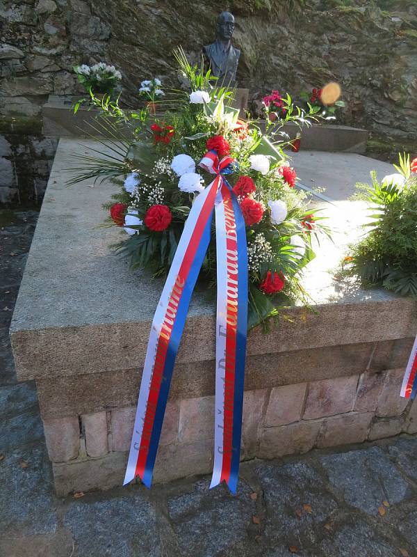 O předdušičkovém víkendu na hřbitovy napříč krajem proudí davy lidí. Na snímcích Chýnov a Tábor.