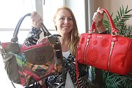 Oděvní výtvarnice Martina Tupá z Českých Budějovic darovala své dvě oblíbené kabelky.