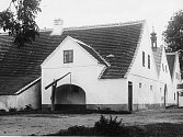 1922. Železniční společnost, provozovatel koněspřežky, si prostory v holkovském hostinci Weselka pronajala, bydleli zde přednosta i drážní strážník.