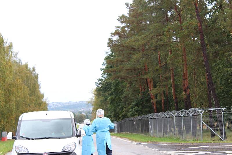 Odběry na covid-19 na Jihočeském letišti v pátek dopoledne "běží" hladce.