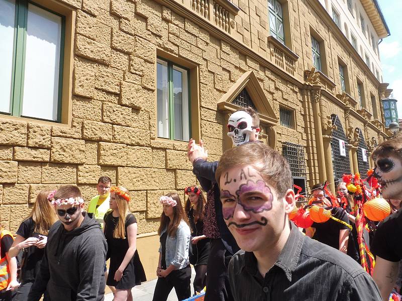 Budějovický majáles vyvrcholil v pátek 24. května tradičním průvodem městem. Studenti ze 17 škol prošli ulicemi centra v maskách. Dav mířil na Sokolský ostrov, kde program pokračoval volbou Krále majálesu. Navečer se zde tradičně koná hudební program.