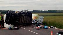 Dopravu na hlavním tahu mezi Českými Budějovicemi a Pískem komplikovala v pondělí odpoledne nehoda autobusu a dvou dodávek.