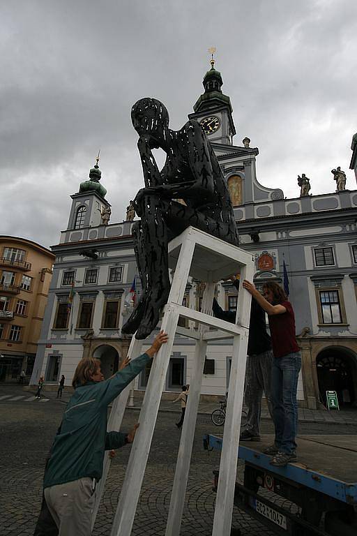 Myslitelé zamířili do Prahy. „Budu muset jet velmi pomalu a dávat pozor na každý výmol,“ popsal řidič Jiří Dvořák. 