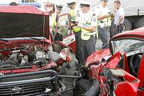 Dvěma zraněními skončila bouračka tří automobilů na Pražské třídě v Českých Budějovicích - čer­vené Fabie combi, stříbrné Octavie combi a hasičského zásahového Nissanu Patrol.