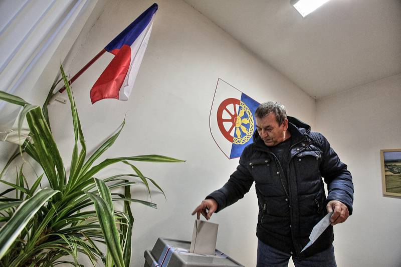 V pátek v půl čtvrté měla v Nové Vsi na Českobudějovicku odvoleno stovka voličů.
