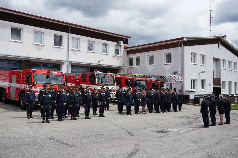 Hasiči převzali z rukou krajského ředitele čestná uznání za práci při pandemii COVID 19.