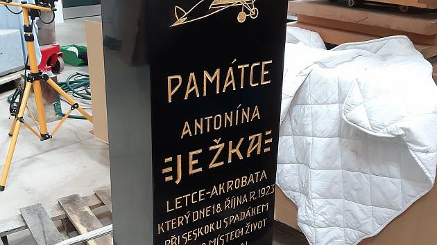 Po 41 letech se dostane památník - vzpomínka na letce Antonína Ježka - na své původní místo.
