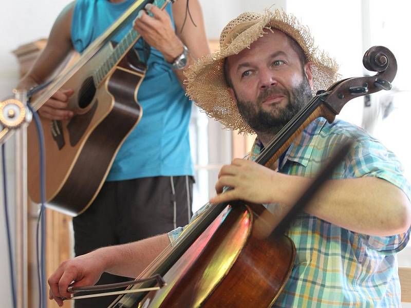 Pavel Barnáš (na snímku), violoncellista a rodák z Třeboně, si před pár dny zahrál s legendárním americkým jazzmanem Johnem Scofieldem.