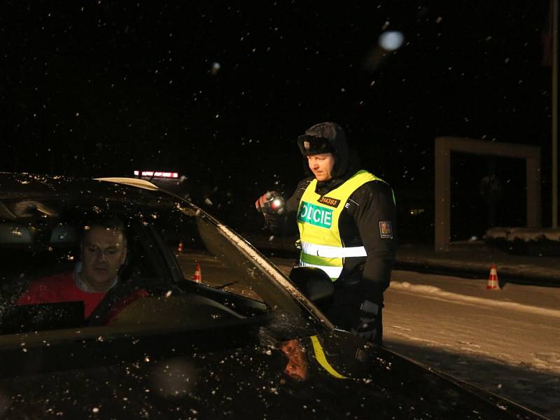 Policisté, kteří kontrolují auta na hraničním přechodu Dolní Dvořiště, zažívají nyní mrazivé noci, kdy teplota padá k minus deseti a ještě níž. Nejhorší pro ně je ledový vítr. Na snímku z neděle 17. ledna  policista Miroslav Rojdl.