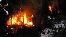 Oheň se po dřevěné chatě rychle rozšířil. Přes rychlý zásah sousedů a hasičů se nepodařilo zachránit ani stavbu, ani neznámého muže uvnitř.