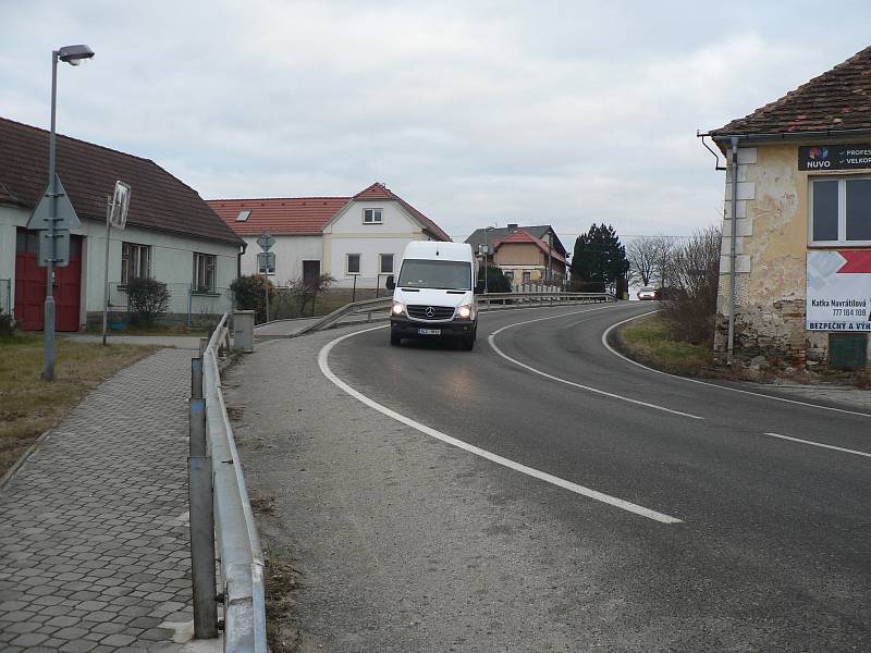 Silnice České Budějovice - Trhové Sviny vede přímo středem Strážkovic. Jihočeský kraj chystá stavbu obchvatu.