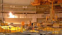 Právě se nacházíme přímo v reaktorovém sále, uvnitř jednoho z dvou bloků Jaderné elektrárny Temelín. V době naší návštěvy zde technici vyměňovali, jako každý rok, jednu čtvrtinu paliva, a proto byl blok odstavený. 