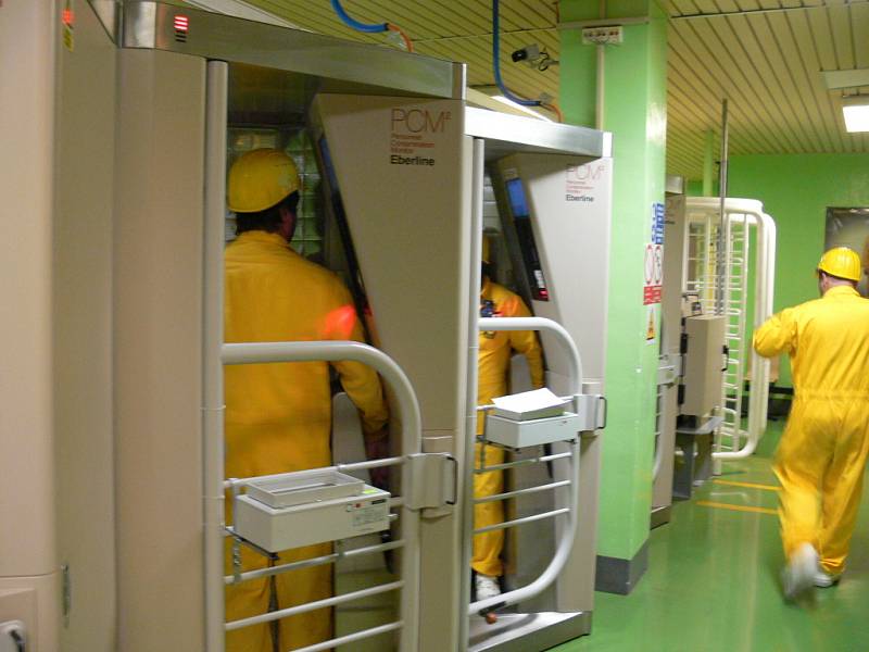 Takto probíhá kontrola radiace u každého ze zaměstnanců, který vychází z reaktorového sálu.