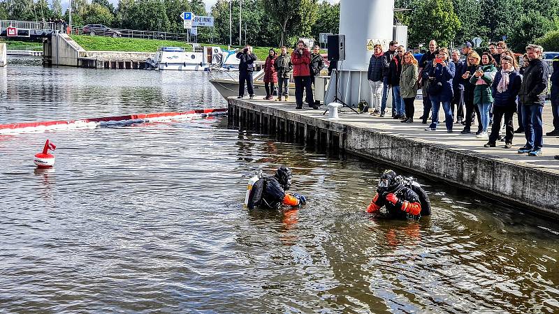 Na cvičení pořádaném Povodím Vltavy na jezu České Vrbné spolupracovala i potápěčská skupina jihočeských hasičů. Jejich úkolem bylo vytáhnout potopené auto.