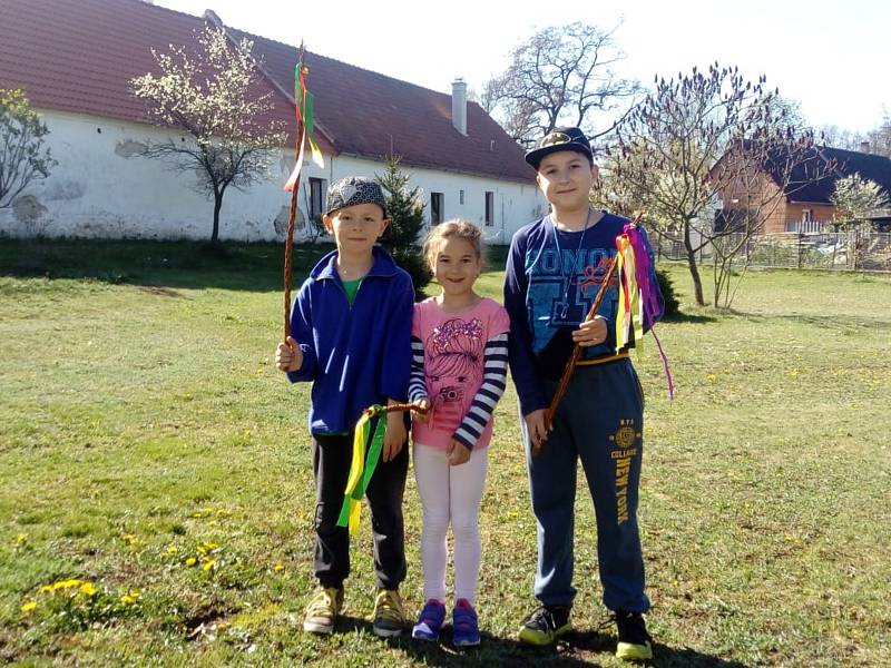 Koledníci hojně chodili s pomlázkou v obci Sviny na Táborsku. V krásných krojích přišly pro pomlázku i děti z farnosti Veselí nad Lužnicí.