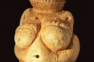 Willendorfská venuše z období mladšího paleolitu, archeologické kultury gravettien, přibližně 22/20 000 př. n. l. Je nejznámějším archeologickým nálezem na území Rakouska.
