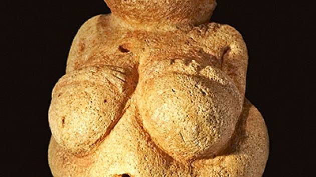 Willendorfská venuše z období mladšího paleolitu, archeologické kultury gravettien, přibližně 22/20 000 př. n. l. Je nejznámějším archeologickým nálezem na území Rakouska.