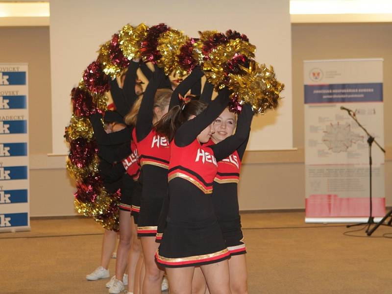 Na slavnostním večeru vystoupily roztleskávačky Hell's Cheerleaders.