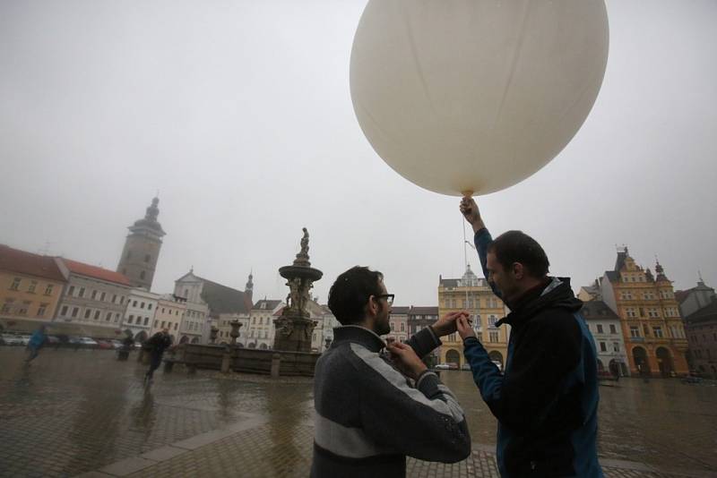 Ve středu se z českobudějovického náměstí vznesl stratosférický balon s pamětní mincí.