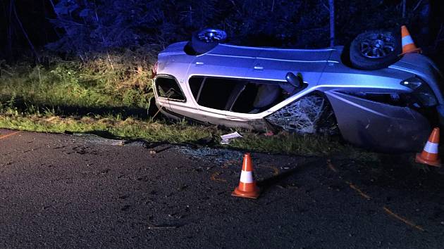 Dopravní nehoda se stala v úterý večer u Lipí. Zemřel při ní devatenáctiletý řidič.