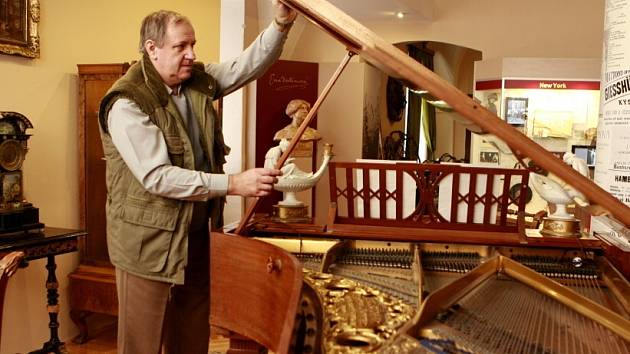 Muzeum Jindřichohradecka otevřelo novou expozici Emy Destinnové. Na snímku kurátor František Fürbach u klavíru, na který sopranistka hrávala.