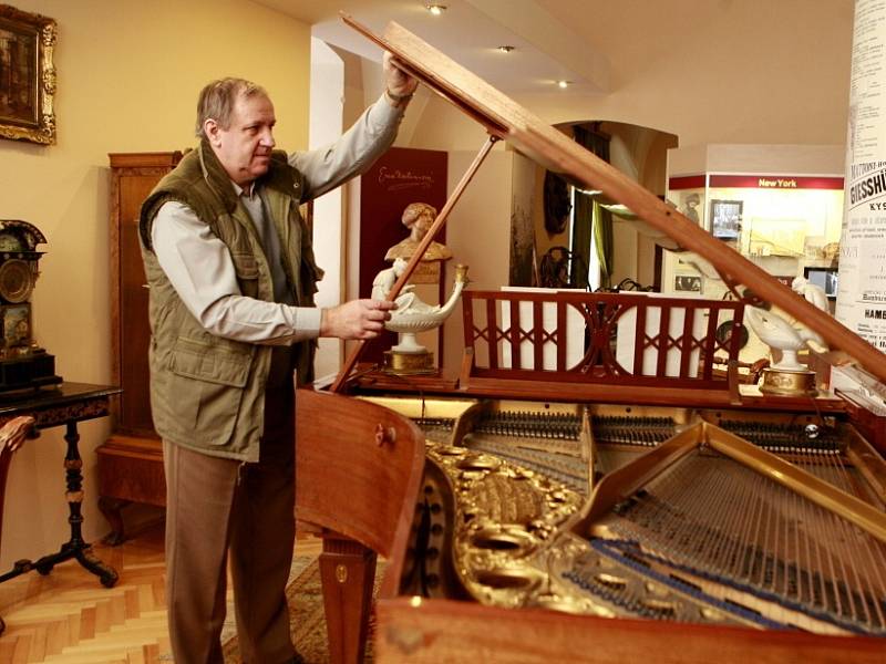 Muzeum Jindřichohradecka otevřelo novou expozici Emy Destinnové. Na snímku kurátor František Fürbach u klavíru, na který sopranistka hrávala.