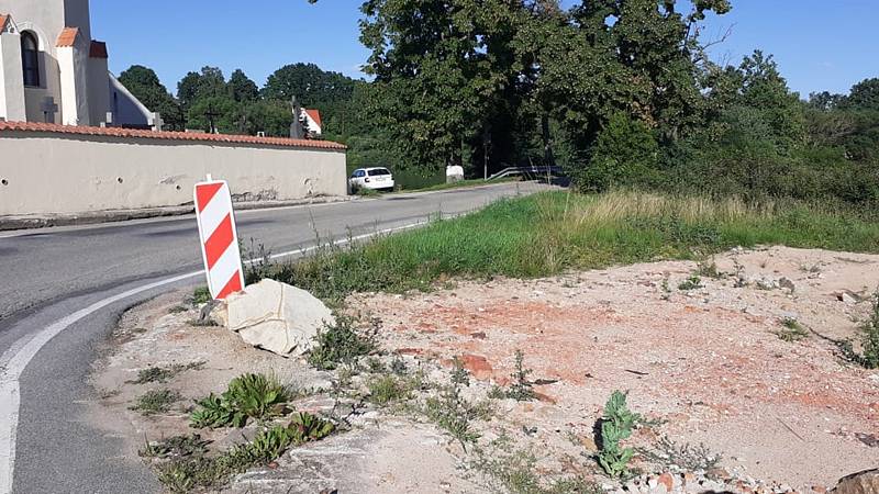 Už loni ke konci roku zbourali v Dolních Slověnicích faru. Do budoucna zde chtějí zbourat i trojici mostů, na jejich místě vyrostou mosty nové, širší.