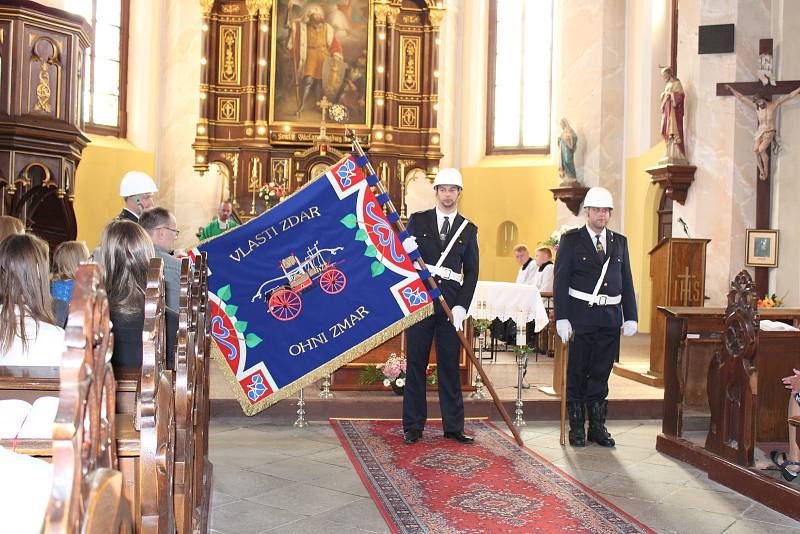 Dobrovolní hasiči nechali v kostele při nedělní mši posvětit nový hasičský prapor.