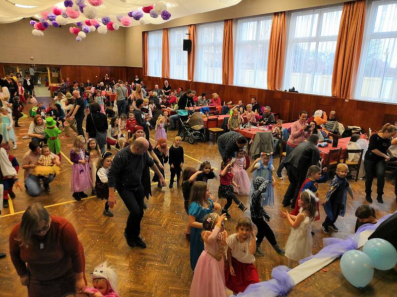 V loupežnickém duchu se v sobotu nesl tradiční karneval, který uspořádala Mateřská škola Borovany ve spolupráci s městem.