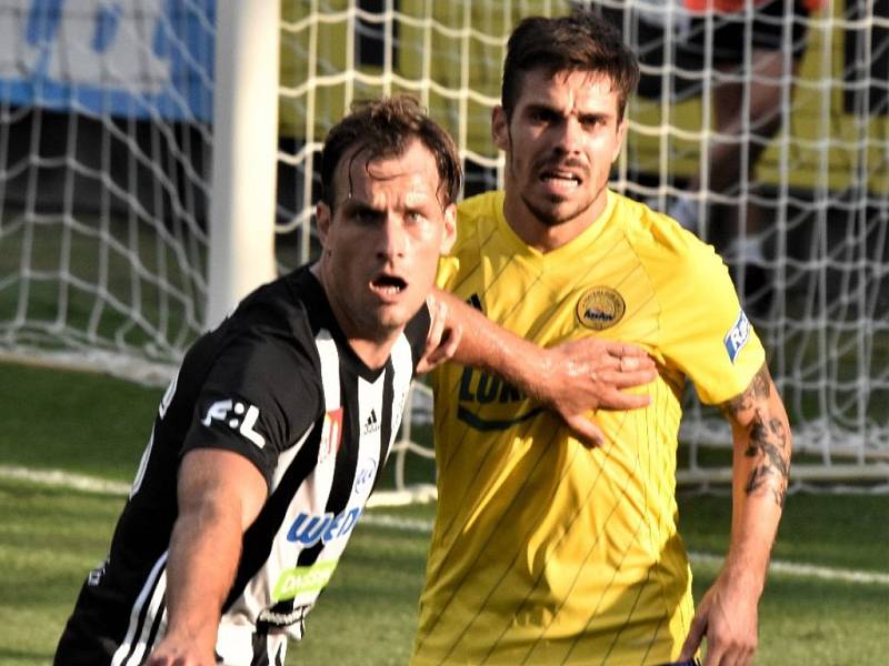 Michael Rabušic svůj debut v dresu Dynama proti Zlínu ozdobil i gólem (na snímku je v souboji se zlínským Petrem Buchtou). Se Zlínem doma Dynamo vyhrálo 2:0, jak to bude v Ostravě?