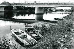 Pohled na nový most z nábřeží 5. května v 80. letech 20. století