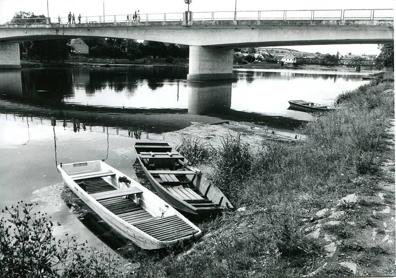 Pohled na nový most z nábřeží 5. května v 80. letech 20. století