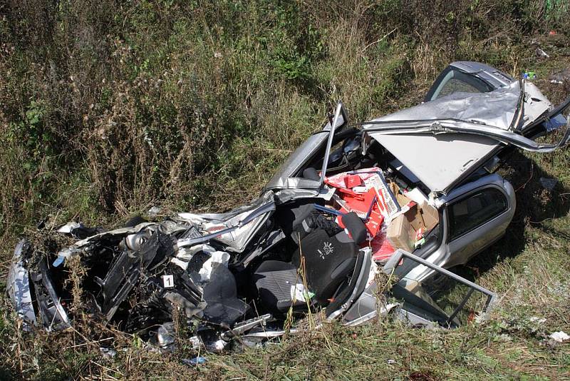 Smrtelná nehoda se stala ve čtvrtek na přejezdu v ulici L. Kuby. Sedmapadesátiletý řidič Škody Octavie vjel přímo pod projíždějící rychlík do Lince. Jeho pasažéři vyvázli bez zranění.