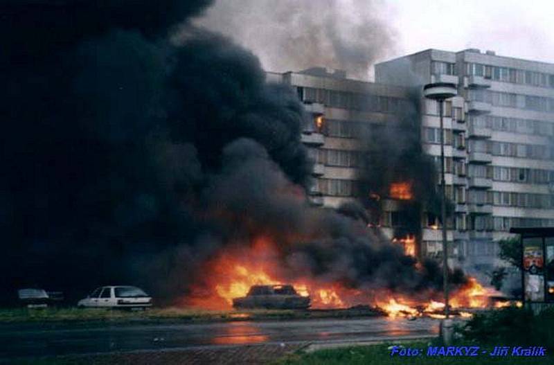 V pondělí 8. června 1998 se dvě vojenské stíhačky srazily v mracích nad Českými Budějovicemi. Jejich trosky dopadly na sídliště Vltava. A rozpoutalo se peklo.