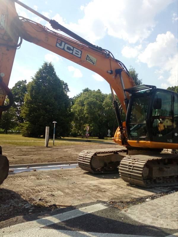 V Hluboké nad Vltavou už byly v minulých dnech ukončen práce na rekonstrukci kruhové křižovatky na trase Č. Budějovice - Týn nad Vltavou. Na snímku poslední fáze rekonstrukce.