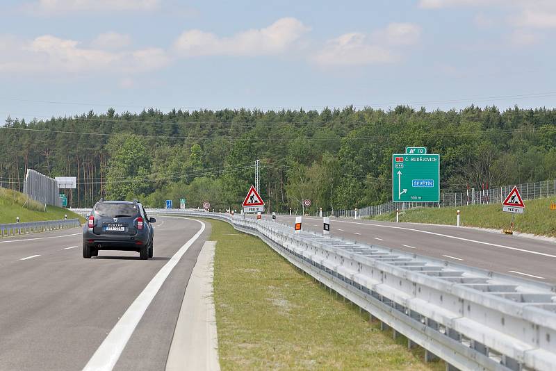 Mezi Ševětínem a Bošilcem je zprovozněn další úsek dálnice D3. Je o jeden kilometr delší, než byl původní předpoklad a měří 9,1 km.