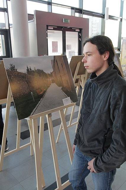 Expozice fotografií s názvem "Tam, kde naplňují dny životem“ zaplnila přízemí rektorátu Jihočeské univerzity.