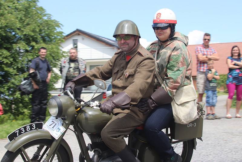 Závod historických nablýskaných aut a motocyklů S kopce do kopce odstartoval v sobotu odpoledne na návsi ve Svatém Janu nad Malší.